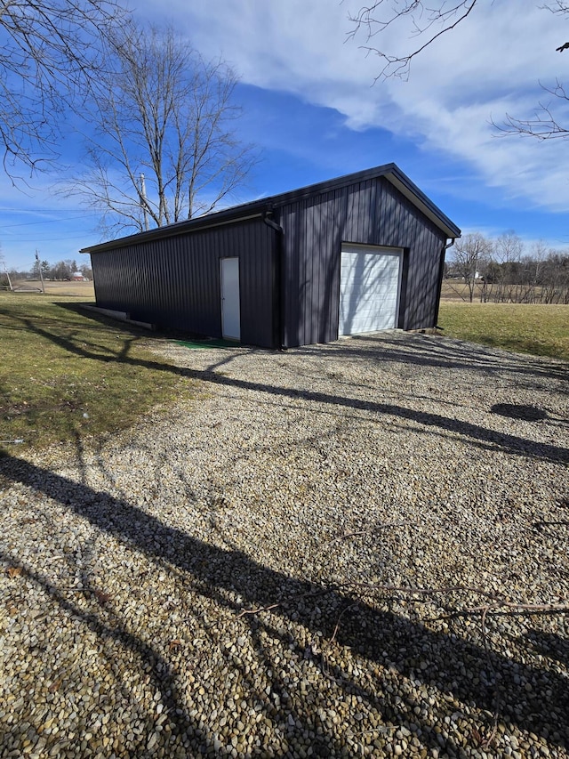 view of outdoor structure featuring an outbuilding and gravel driveway