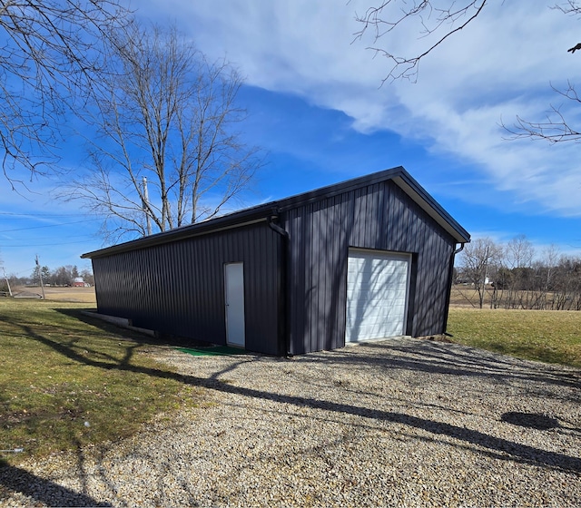 view of outdoor structure featuring gravel driveway and an outdoor structure