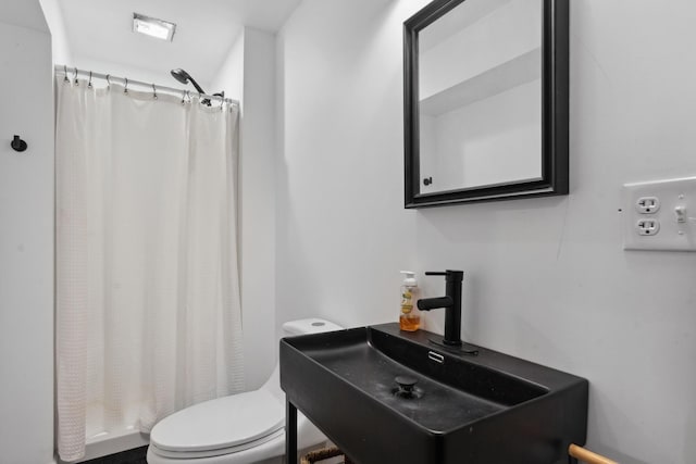 3600 Magnolia Trace Dr, Bellbrook, OH 45305 - bathroom with toilet, curtained shower, and a sink