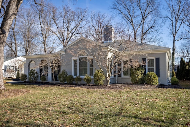 view of front of house featuring a front lawn