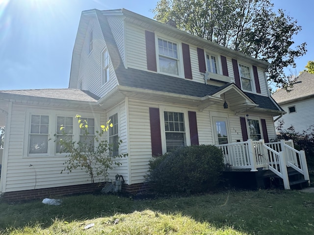 view of front of house featuring a front yard