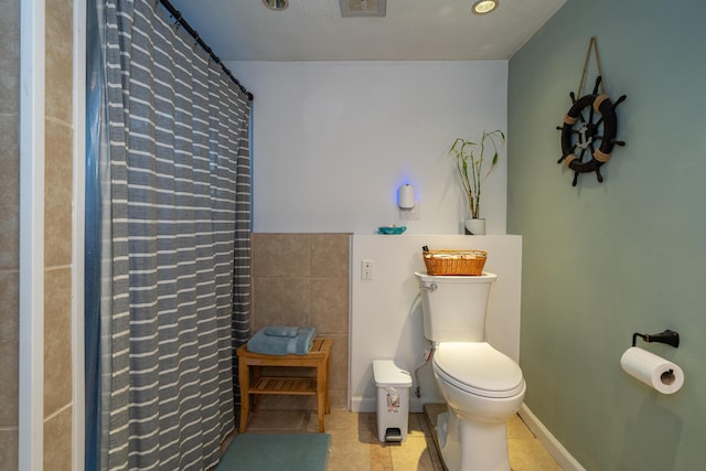 full bathroom featuring a shower with shower curtain, tile patterned floors, toilet, and visible vents