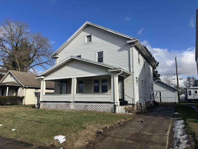 view of front of house featuring a front lawn