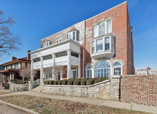 view of front facade featuring brick siding