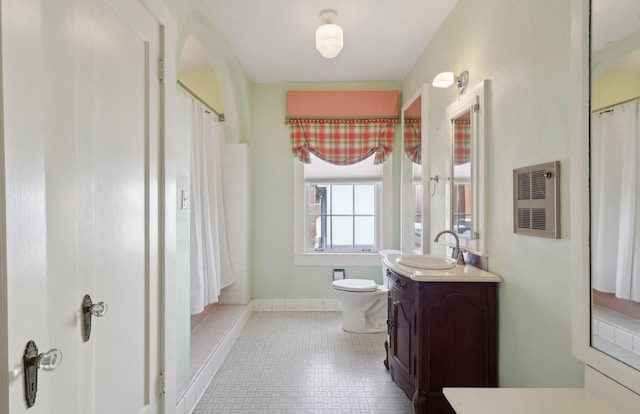 full bathroom featuring toilet, tile patterned floors, a shower with shower curtain, and vanity