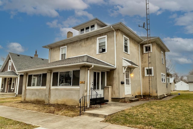 view of front of home featuring a front lawn