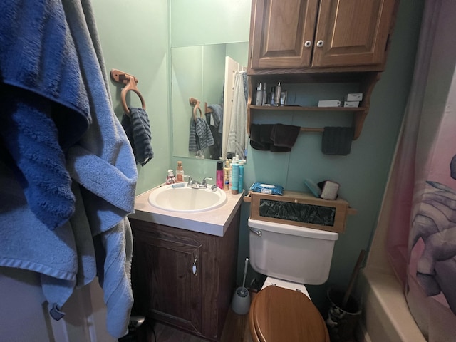 full bathroom with toilet, vanity, and shower / bath combo