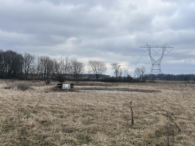 view of yard featuring a rural view