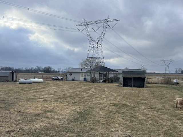 view of yard featuring a storage shed