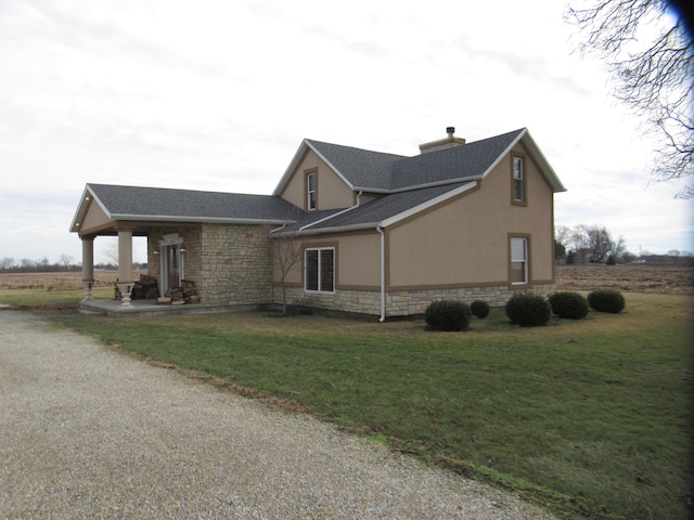 view of front of property featuring a front lawn