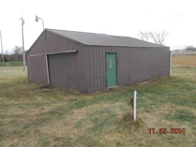 view of pole building featuring a yard