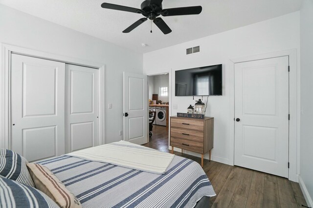 9436 Cottonwood Dr, Huntsville, OH 43324 - bedroom with washer and clothes dryer, a closet, a ceiling fan, visible vents, and wood finished floors