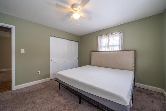 bedroom with carpet floors, a ceiling fan, baseboards, and a closet