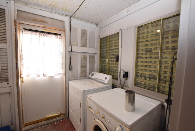 washroom featuring laundry area and independent washer and dryer