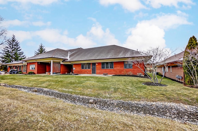 view of front of home featuring a front lawn