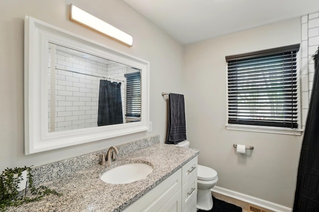 bathroom featuring toilet, baseboards, a shower with curtain, and vanity
