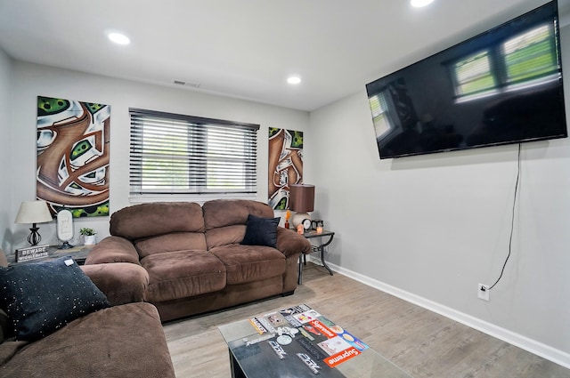 living area featuring recessed lighting, baseboards, light wood finished floors, and visible vents