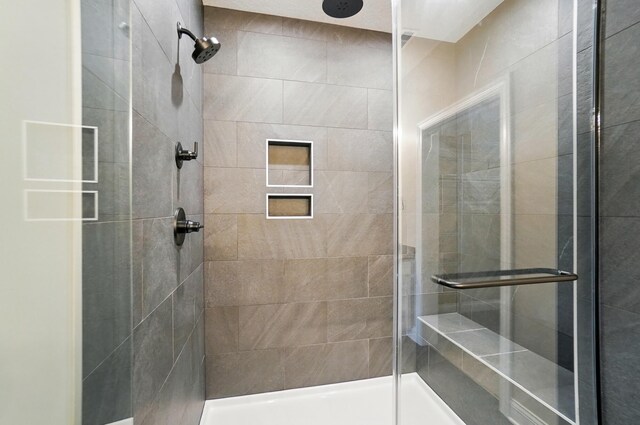 1505 Kingsgate Rd, Springfield, OH 45503 - bathroom featuring tiled shower