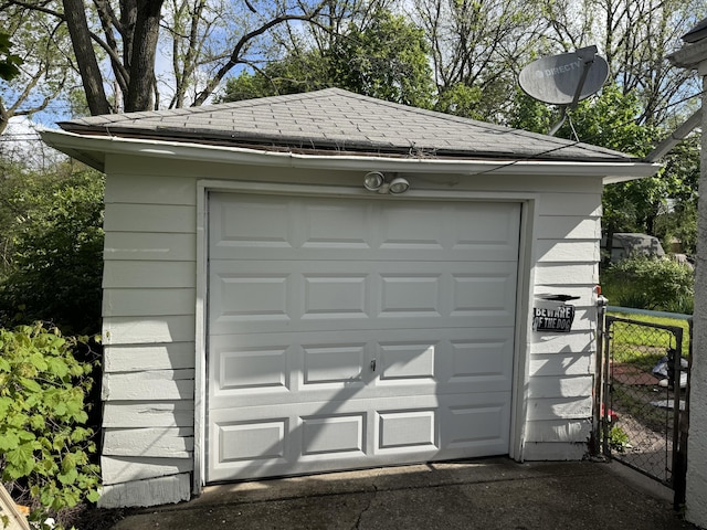 914 Mitchell Blvd, Springfield, OH 45503 - detached garage with fence and a gate