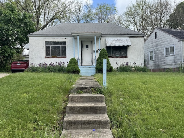 914 Mitchell Blvd, Springfield, OH 45503 - view of front facade with a front yard and stucco siding
