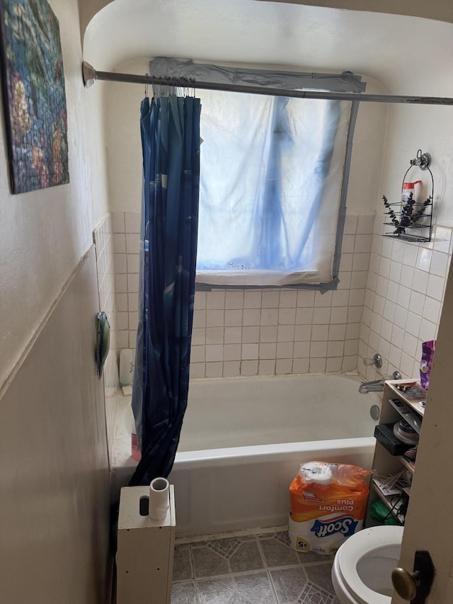 914 Mitchell Blvd, Springfield, OH 45503 - full bath with shower / bath combo and tile patterned flooring