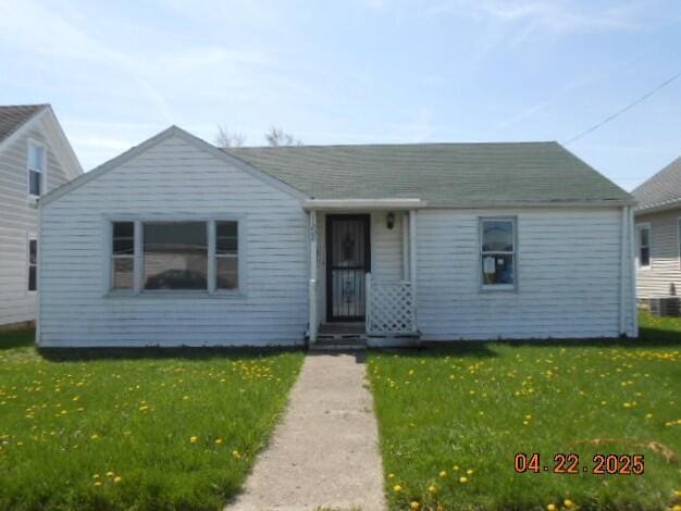 808 W Logan St, Celina, OH 45822 - view of front facade featuring a front lawn