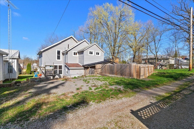 424 N Market St, Kenton, OH 43326 - view of side of home with fence