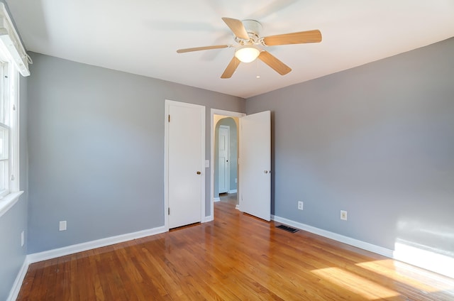 empty room with light hardwood / wood-style floors and ceiling fan