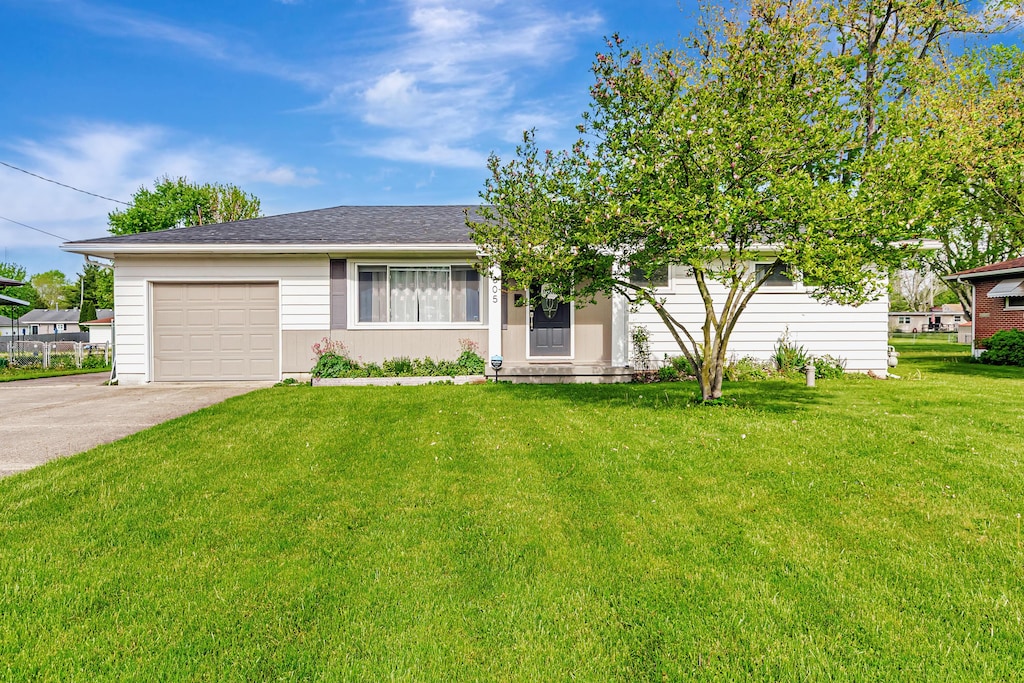 805 Geron Dr, Springfield, OH 45505 - ranch-style home with an attached garage, driveway, and a front yard