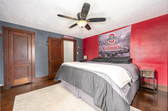 bedroom with hardwood / wood-style floors, baseboards, and ceiling fan