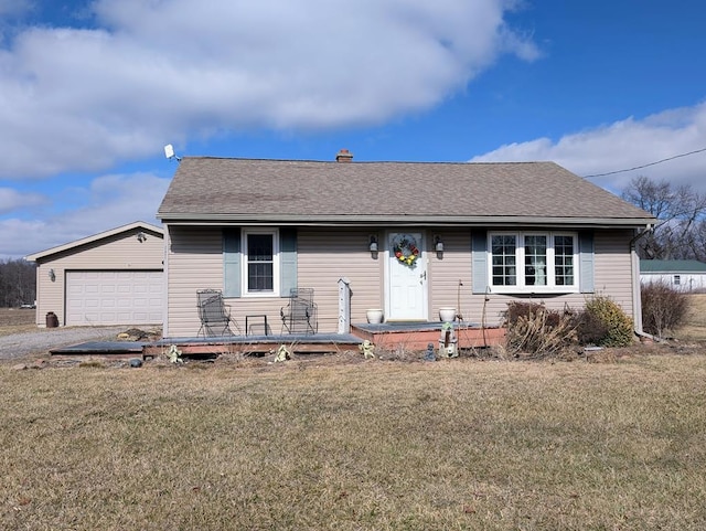 view of front of house featuring a front lawn, roof with shingles, and an attached garage