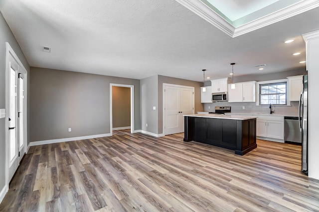 1129 Auburn St, Troy, OH 45373 - kitchen featuring light countertops, visible vents, stainless steel appliances, light wood-style floors, and a center island