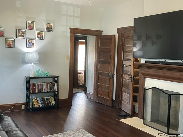 1211 N Lowry Ave, Springfield, OH 45504 - living area featuring wood finished floors