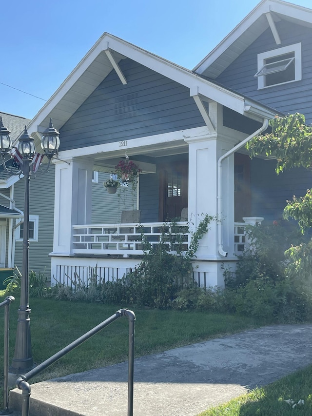 1211 N Lowry Ave, Springfield, OH 45504 - view of front of property with covered porch and a front lawn