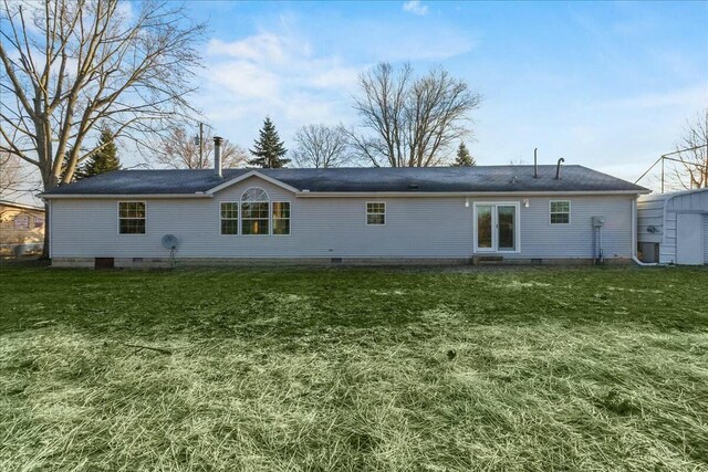 back of house featuring a lawn