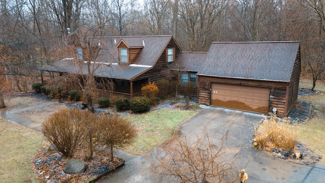 view of front facade featuring a garage and driveway