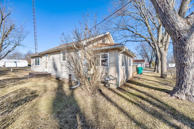 view of side of property featuring a lawn