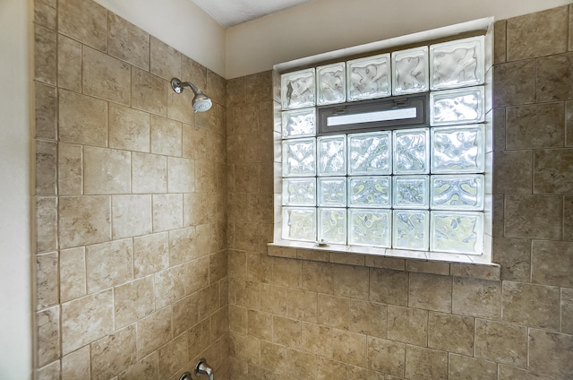 bathroom with tiled shower / bath combo