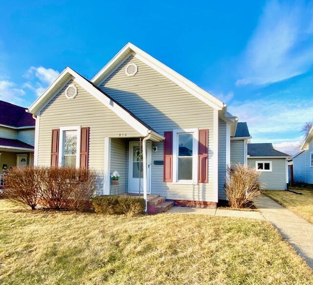 view of front of property featuring a front yard