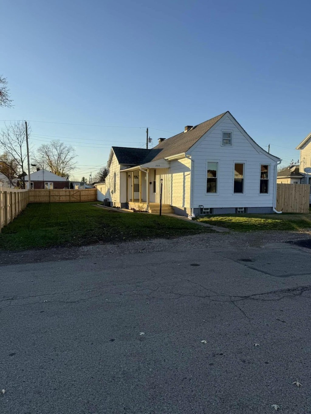 view of front of property featuring a front yard