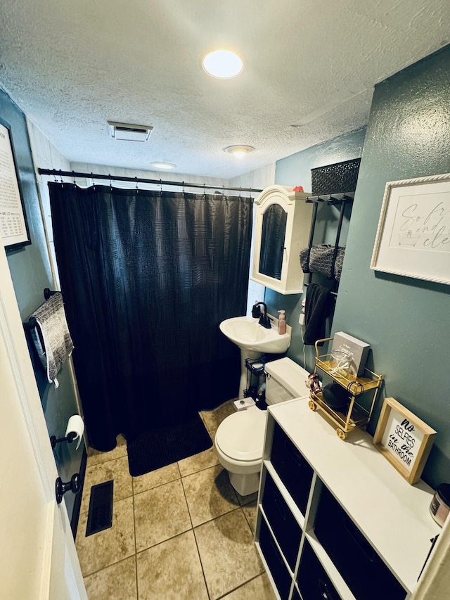 bathroom featuring a sink, visible vents, and a shower with curtain