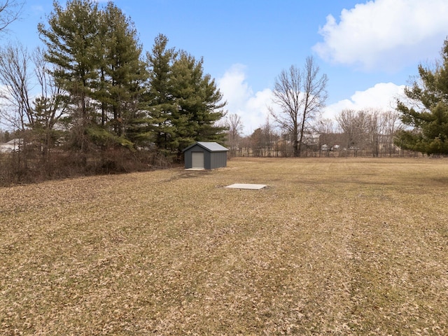 view of yard featuring an outbuilding