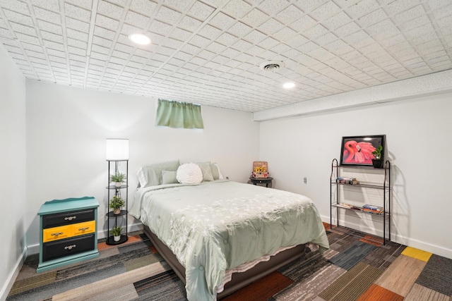 bedroom with baseboards, visible vents, and recessed lighting