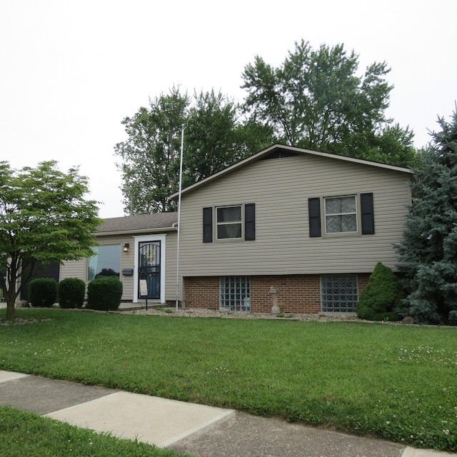1084 Colonial Dr, Sidney, OH 45365 - tri-level home featuring a front yard