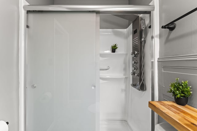 3667 Randee Ln, Springfield, OH 45502 - bathroom featuring a shower stall