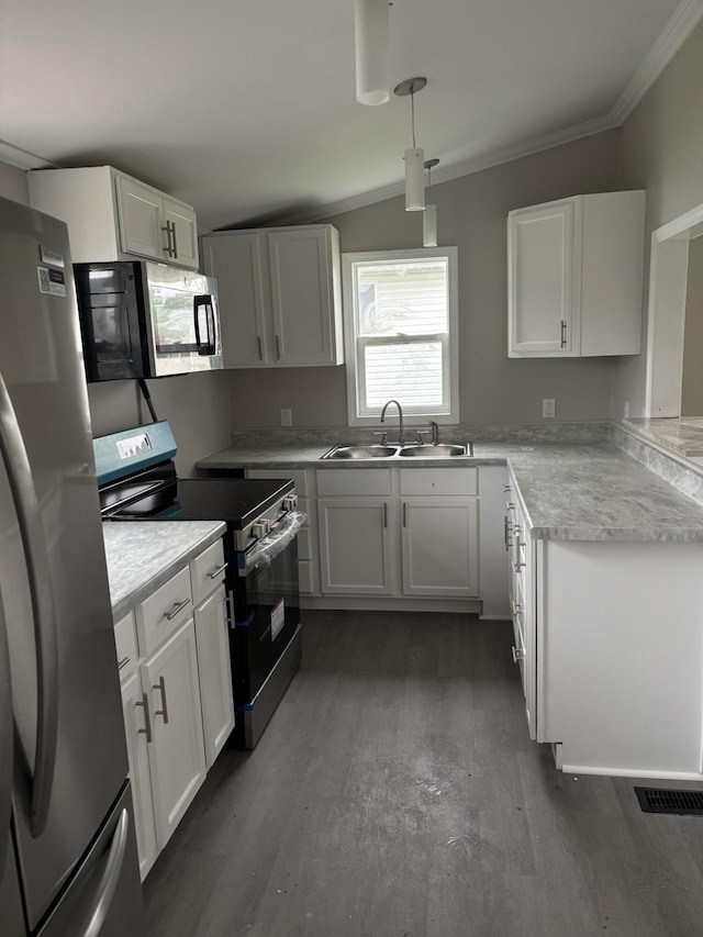 kitchen with dark wood-style flooring, a sink, white cabinets, ornamental molding, and stainless steel appliances