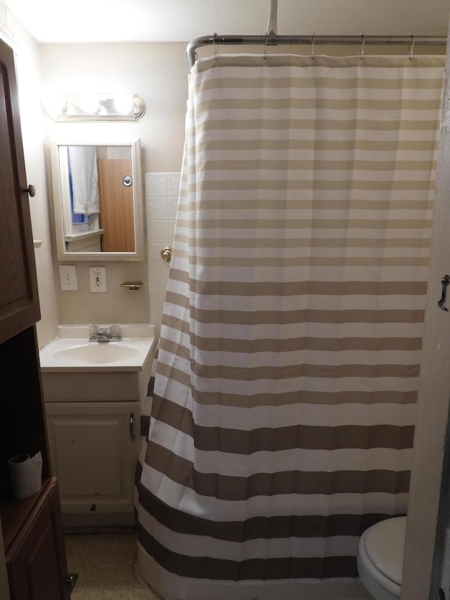 bathroom with vanity, toilet, and a shower with shower curtain