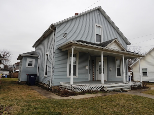 view of front facade featuring a front yard and covered porch