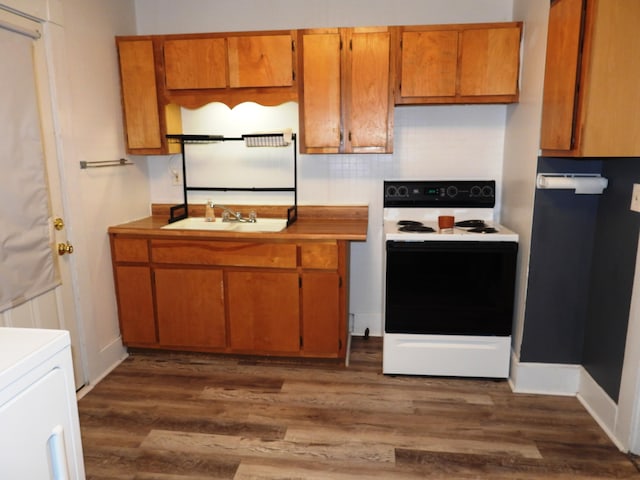 kitchen featuring range with electric stovetop, sink, backsplash, and dark hardwood / wood-style floors