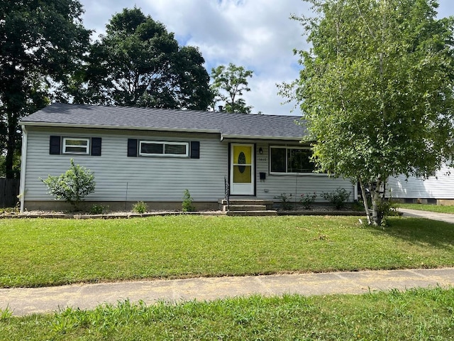 1460 Fleet Rd, Troy, OH 45373 - view of front facade with a front yard